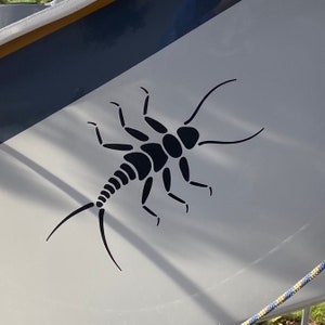 Peut inclure: Une silhouette noire d'un insecte éphémère sur une surface blanche. L'éphémère est représenté en détail avec ses ailes, ses pattes et ses antennes.