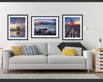 Può includere: Tre fotografie di paesaggi incorniciate di scene naturali, tra cui un castello con un arcobaleno, una costa rocciosa e un albero solitario su un campo roccioso. Il testo "GET ONE PRINT FREE" è nella parte superiore dell'immagine, e il testo "CHOOSE 3, PAY FOR 2" è nella parte inferiore.