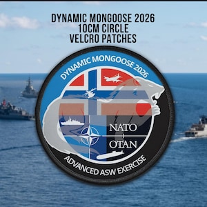 Op de afbeelding: Een cirkelvormige patch met de tekst "DYNAMIC MONGOOSE 2026" en "10CM CIRCLE VELCRO PATCHES". De patch toont een gestileerde mangoest, vlaggen en de woorden "NATO" en "ADVANCED ASW EXERCISE". De achtergrond toont schepen op zee.