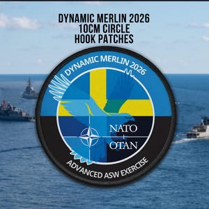 Könnte beinhalten: Ein runder 10 cm Klett-Aufnäher mit dem Text DYNAMIC MERLIN 2026 ADVANCED ASW EXERCISE. Das Design zeigt einen Hintergrund in den Farben der schwedischen Flagge, eine stilisierte Vogelsilhouette und das NATO OTAN Logo in Weiß auf schwarzem Rand.
