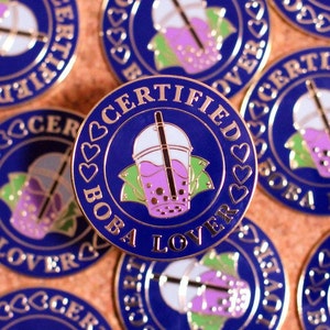 Pin de esmalte duro - Amante certificado de Boba, regalo para los amantes del té de burbujas