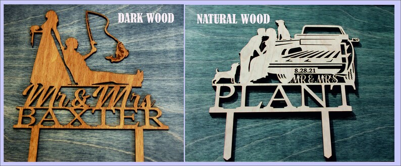 Pu&ograve; includere: Due cake topper nuziali in legno. Il topper in legno scuro presenta una sposa e uno sposo a tema pesca, con il testo "Mrs. & Mrs. BAXTER". Il topper in legno naturale mostra una coppia con cani e un camion, con la data "8.28.21" e il nome "PLANT".