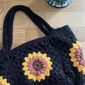 Sunflower Granny Square Bucket Bag crochet pattern - downloadable PDF