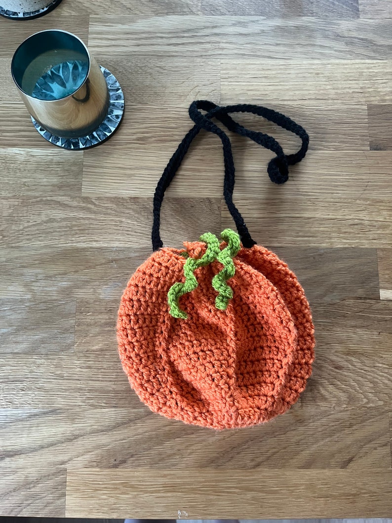 Pumpkin trick or treat bag crochet pattern downloadable PDF image 1