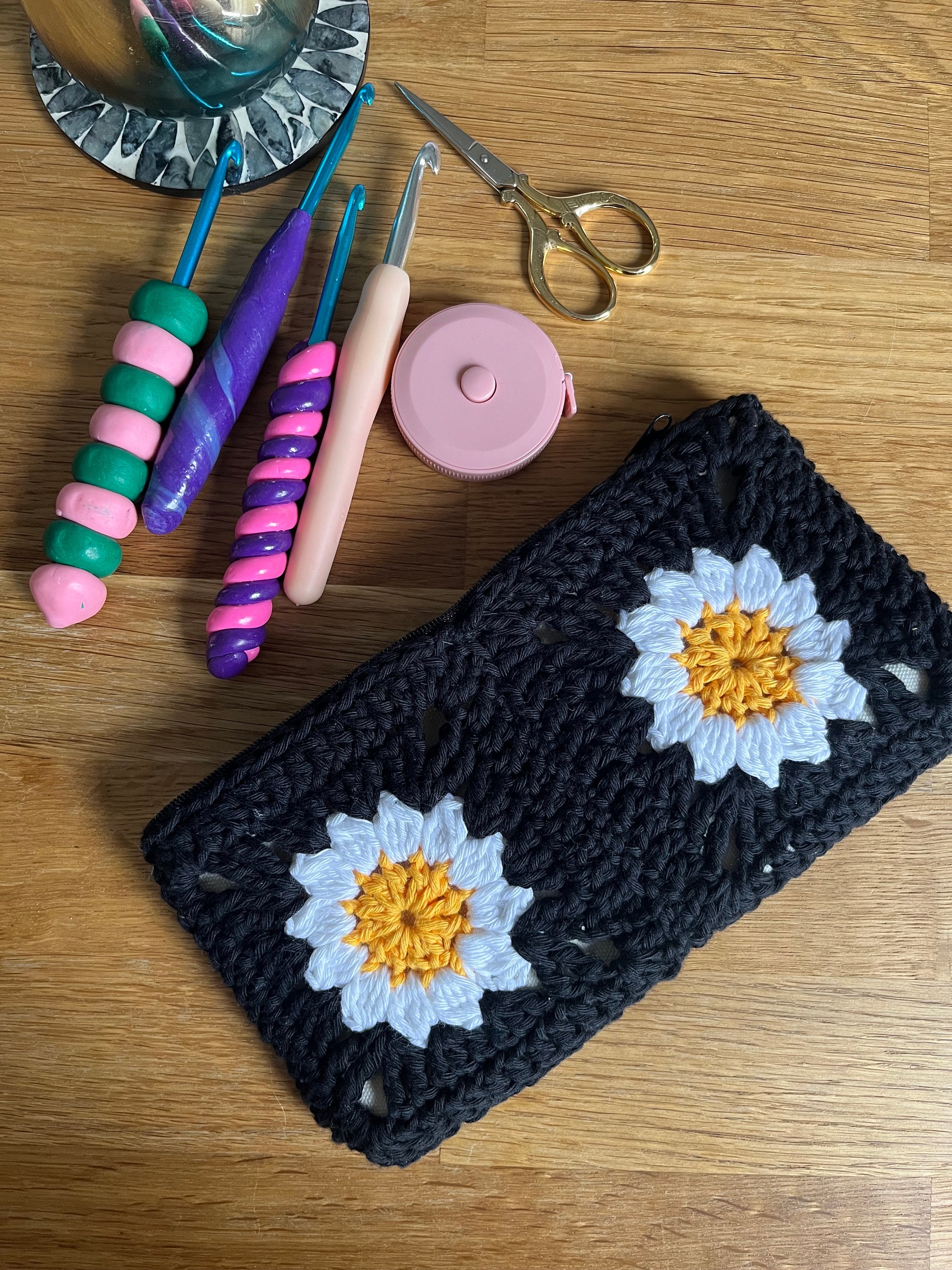 Daisy Zipper Pouch Crochet Pattern - Instant Downloadable PDF