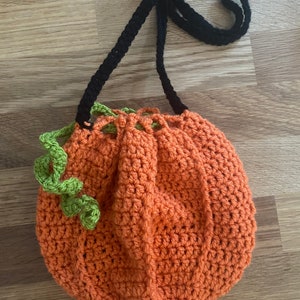 Pumpkin trick or treat bag crochet pattern downloadable PDF image 2