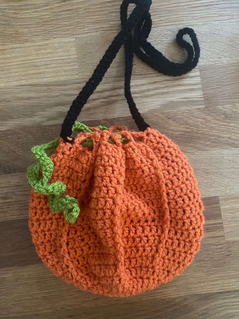 Pumpkin trick or treat bag crochet pattern downloadable PDF image 2