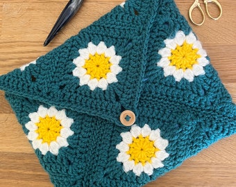 Daisy Granny Square Pouch crochet pattern - downloadable PDF