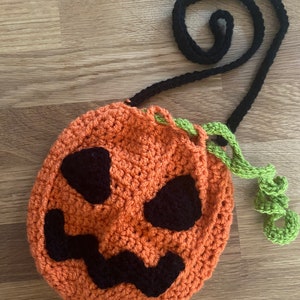 Pumpkin trick or treat bag crochet pattern downloadable PDF image 3