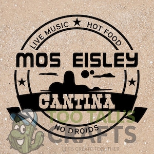Könnte beinhalten: Schwarzweißes Logo für die Mos Eisley Cantina, eine fiktive Bar aus Star Wars. Das Logo zeigt die Worte "Mos Eisley Cantina" und "No Droids" in einer Schriftart im Western-Stil. Das Logo enthält auch eine Silhouette der Landschaft von Tatooine mit zwei Sonnen und einem Wüstenberg.