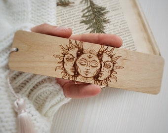 "Sun and Moon ""Sun and Moon"" Lesezeichen aus Holz mit gravierter Quaste."
