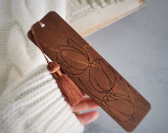 Tulip bookmark Engraved wooden book mark with tassel Thick sturdy aesthetic bookmark Spring flower gift Cozy reading for women girl nan aunt