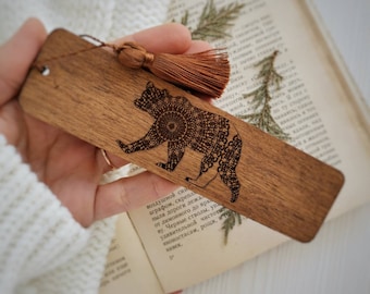 Bär Lesezeichen Personalisiertes Holz Lesezeichen mit Quaste Waldtiere Lesezeichen Grizzly Bär Totem Buchliebhaber Weihnachtsgeschenk