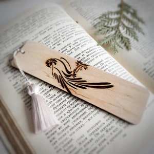 Parrot bookmark, Tropical exotic bird engraved wooden bookmark with tassel, Macaw bookish roommate gifts, Summer page marker for wife
