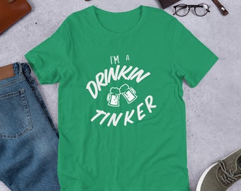 I'm a Drinkin Tinker ユニセックス T シャツ、聖パトリックデー シャツ、聖パディーズデー シャツ、聖パティーズデー シャツ、飲酒シャツ、ラッキー シャツ