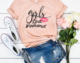 ガールズ スパ ウィークエンド T シャツ、ガールズ ウィークエンド シャツ、ガールズ トリップ シャツ、デイ ドリンク シャツ、デイ ドリンク、ブランチ シャツ、トリップ シャツ