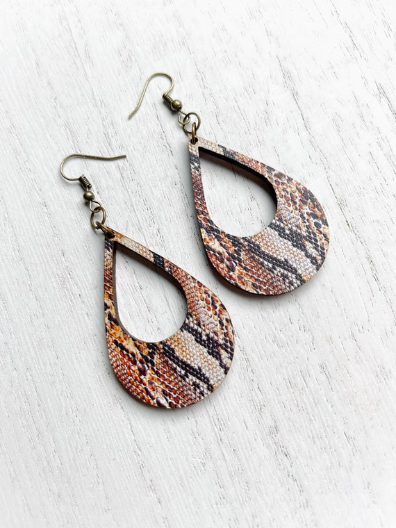 Paparazzi “Hiss Hiss” Brown Earrings Paparazzi “Hiss Hiss” Brown Earrings