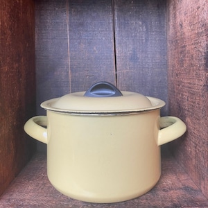 Vintage Enamel Coated Cast Iron Pale Yellow Saucepan with Lid // Mid-century Modern