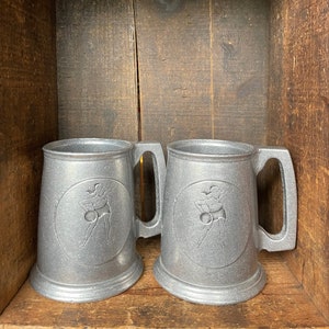 Un par de vintage Pewter Carson Freeport Beer Stein / Tazas con bolos de dama grabados // Tankard