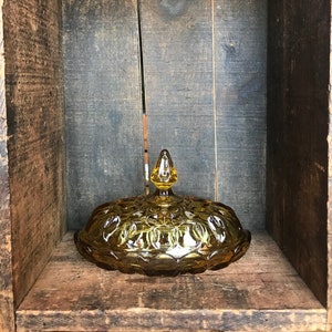 Mantequera de vidrio ámbar Fairfeld de Anchor Hocking vintage con cubierta ovalada y festoneada