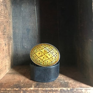 Vintage zwarte lederen riem met gele retro gesp // gemaakt in Italië