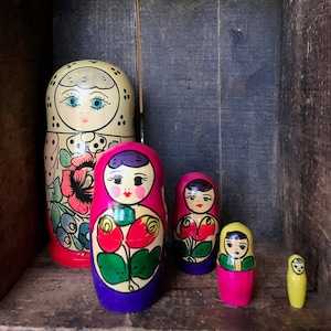Vintage Wooden Hand Painted Russian 5 Peice Nesting Dolls