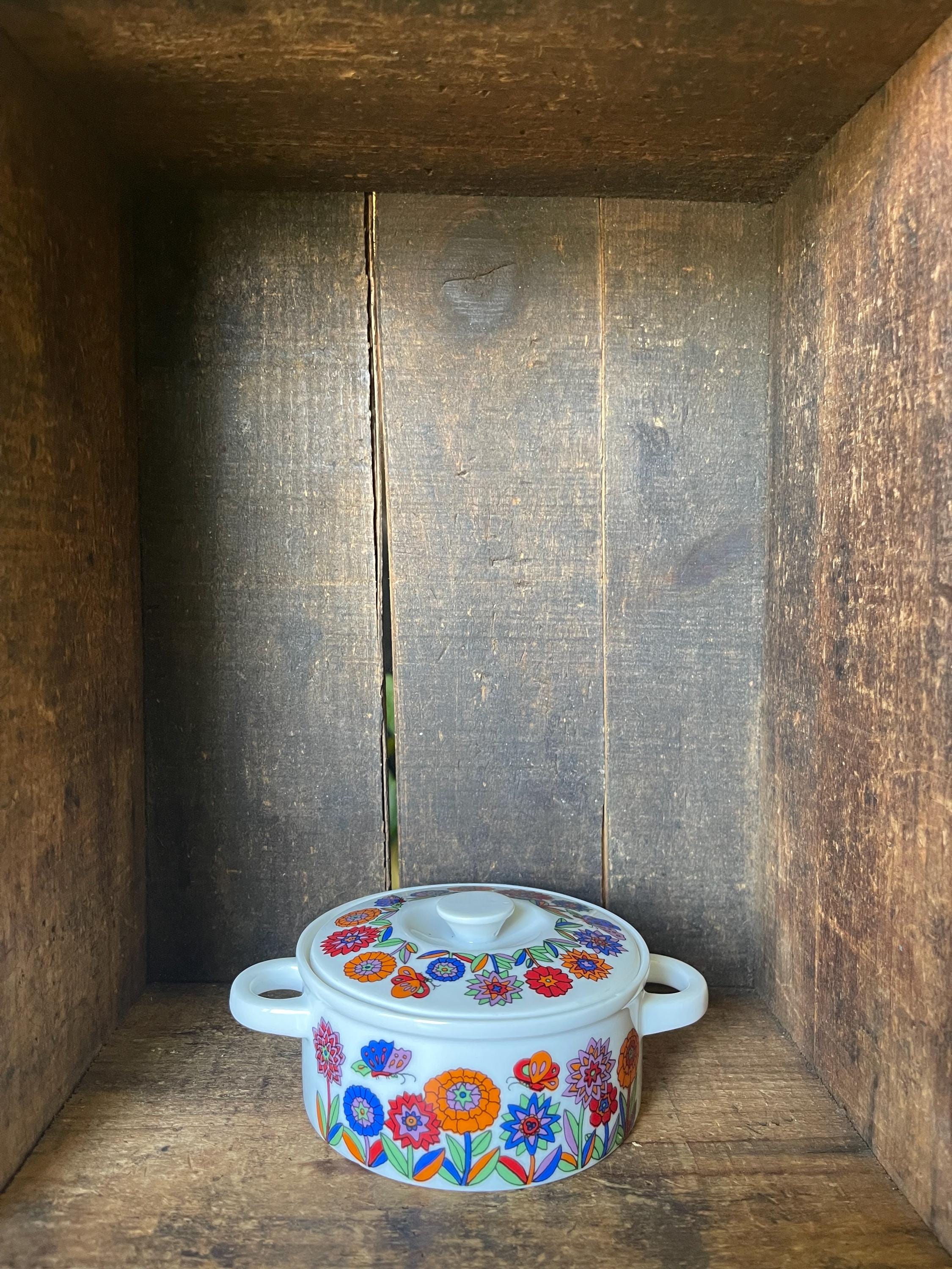 4個セット // 蓋付き陶器皿 // レトロな花柄/蝶柄デザイン // 日本製