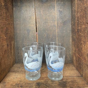 Set of 4 // Vintage Stackable Swan Swimming Juice Glasses // 1950s Juice Glasses
