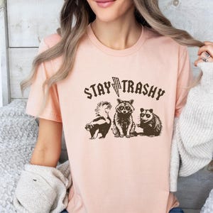 Camiseta Stay Trashy, Camiseta de mapache adorable, Camiseta sarcástica, Regalo sarcástico, Camiseta meme, Camiseta de mapache retro, Camiseta de mapache divertida imagen 2