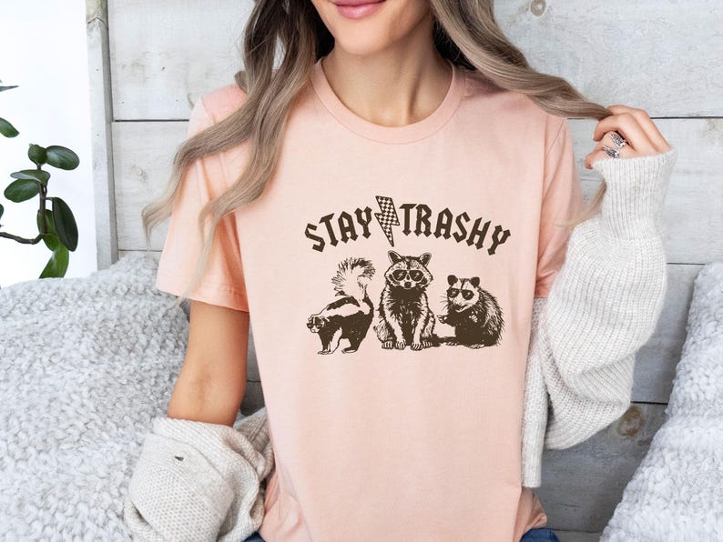 Camiseta Stay Trashy, Camiseta de mapache adorable, Camiseta sarcástica, Regalo sarcástico, Camiseta meme, Camiseta de mapache retro, Camiseta de mapache divertida imagen 2