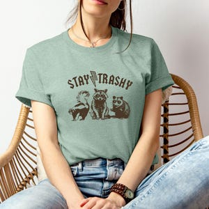 Camiseta Stay Trashy, Camiseta de mapache adorable, Camiseta sarcástica, Regalo sarcástico, Camiseta meme, Camiseta de mapache retro, Camiseta de mapache divertida imagen 4