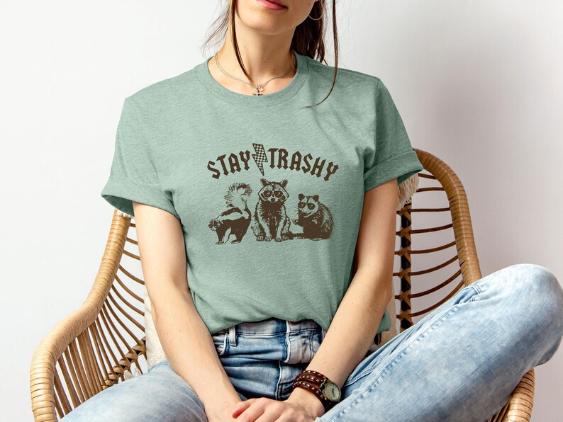Camiseta Stay Trashy, Camiseta de mapache adorable, Camiseta sarcástica, Regalo sarcástico, Camiseta meme, Camiseta de mapache retro, Camiseta de mapache divertida imagen 4