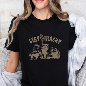 Camiseta Stay Trashy, Camiseta de mapache adorable, Camiseta sarcástica, Regalo sarcástico, Camiseta meme, Camiseta de mapache retro, Camiseta de mapache divertida imagen 3