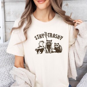 Camiseta Stay Trashy, Camiseta de mapache adorable, Camiseta sarcástica, Regalo sarcástico, Camiseta meme, Camiseta de mapache retro, Camiseta de mapache divertida imagen 1