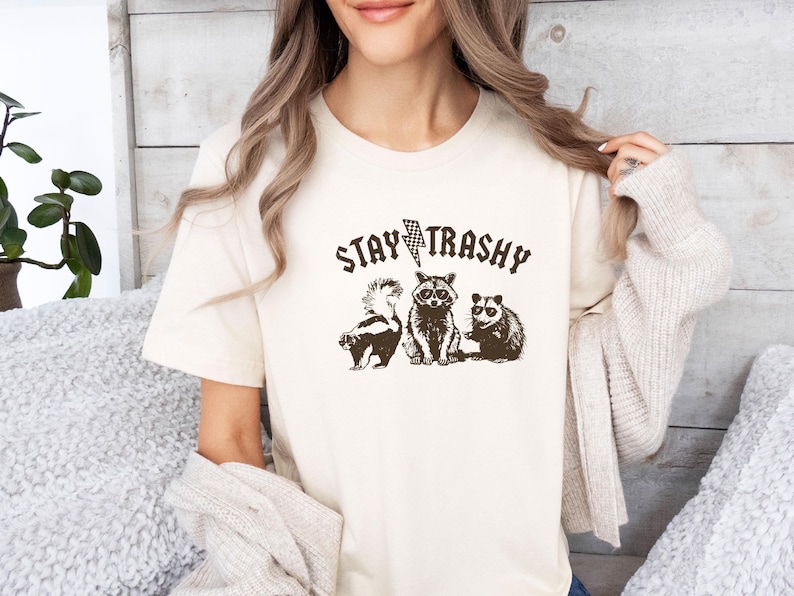 Camiseta Stay Trashy, Camiseta de mapache adorable, Camiseta sarcástica, Regalo sarcástico, Camiseta meme, Camiseta de mapache retro, Camiseta de mapache divertida imagen 1