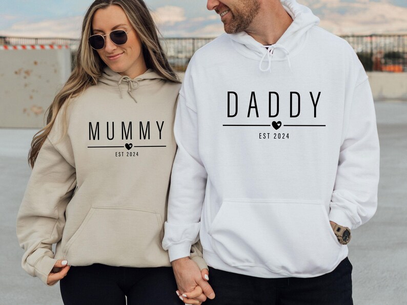 Sudadera para mamá primeriza, Sudadera para papá primerizo, Papá y mamá, Mamá personalizada, Sudadera personalizada para papá, Regalo de cumpleaños para papá, Sudadera familiar adorable imagen 1
