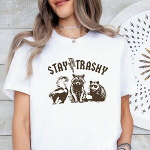 Camiseta Stay Trashy, Camiseta de mapache adorable, Camiseta sarcástica, Regalo sarcástico, Camiseta meme, Camiseta de mapache retro, Camiseta de mapache divertida imagen 5