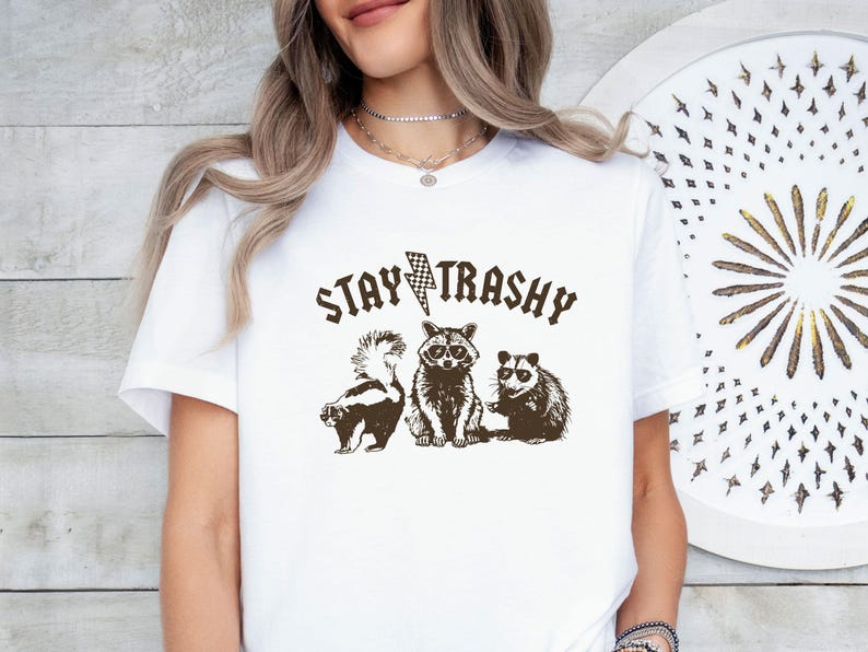 Camiseta Stay Trashy, Camiseta de mapache adorable, Camiseta sarcástica, Regalo sarcástico, Camiseta meme, Camiseta de mapache retro, Camiseta de mapache divertida imagen 5