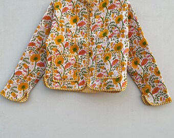 Chaqueta acolchada de algodón con estampado floral y dos bolsillos funcionales.