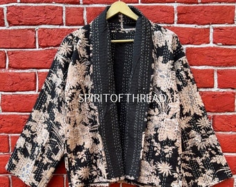 Veste courte indienne faite main Kantha courtepointe Kimono femmes portant une veste matelassée bohème noire ouverte sur le devant