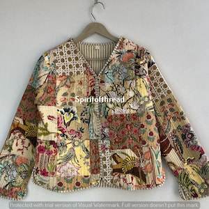 Puede incluir: Chaqueta patchwork con cuello en V y mangas largas. La chaqueta presenta una variedad de estampados florales y geométricos en tonos amarillos, marrones y rosas. El texto "Spiritofthread" es visible en la chaqueta.