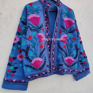 Abrigo de chaqueta de bordado a mano Suzani de algodón azul oscuro, las mujeres usan chaquetas de invierno, regalo de dama de honor, chaqueta de invierno, bata de kimono, dama de honor imagen 4