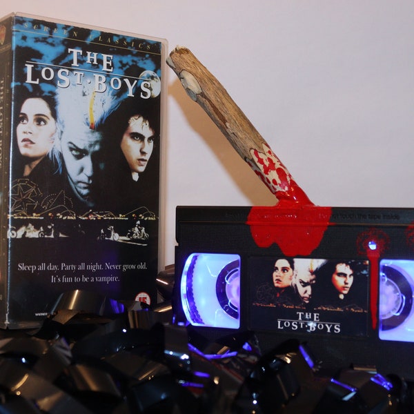 Deluxe Lost Boys Film VHS Lampe, 80er Jahre Vampir Horrorfilm Film, ein tolles Geschenk für Filmliebhaber & Filmfans