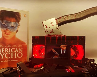 Lámpara retro VHS de edición especial de American Psycho. El regalo perfecto para los amantes del cine de terror y lo macabro.
