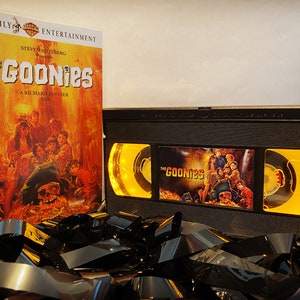 The Goonies VHS Lamp, 80er Jahre Adventure Movie Film, ein tolles Geschenk für Filmliebhaber, Filmfans & Filmfans