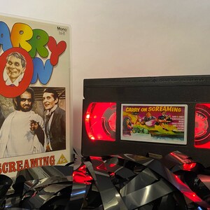 キャリーオン スクリーミング VHS ビデオランプ、映画やホラー愛好家、英国のキャリーオンファンへの素晴らしいレトロなギフト