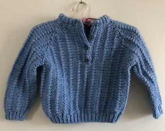 pull henley tricoté à la main bleu bébé pour les tout-petits | pull bébé