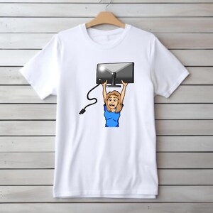 K&ouml;nnte beinhalten: Wei&szlig;es T-Shirt mit einer Cartoon-Illustration einer Person, die einen Computermonitor hochh&auml;lt. Die Person tr&auml;gt ein blaues Oberteil und hat einen &uuml;berraschten Gesichtsausdruck. Ein schwarzes Kabel ist am Monitor befestigt.