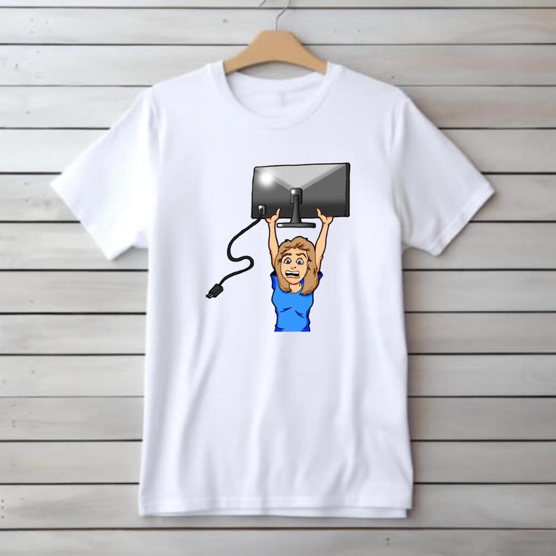 K&ouml;nnte beinhalten: Wei&szlig;es T-Shirt mit einer Cartoon-Illustration einer Person, die einen Computermonitor hochh&auml;lt. Die Person tr&auml;gt ein blaues Oberteil und hat einen &uuml;berraschten Gesichtsausdruck. Ein schwarzes Kabel ist am Monitor befestigt.