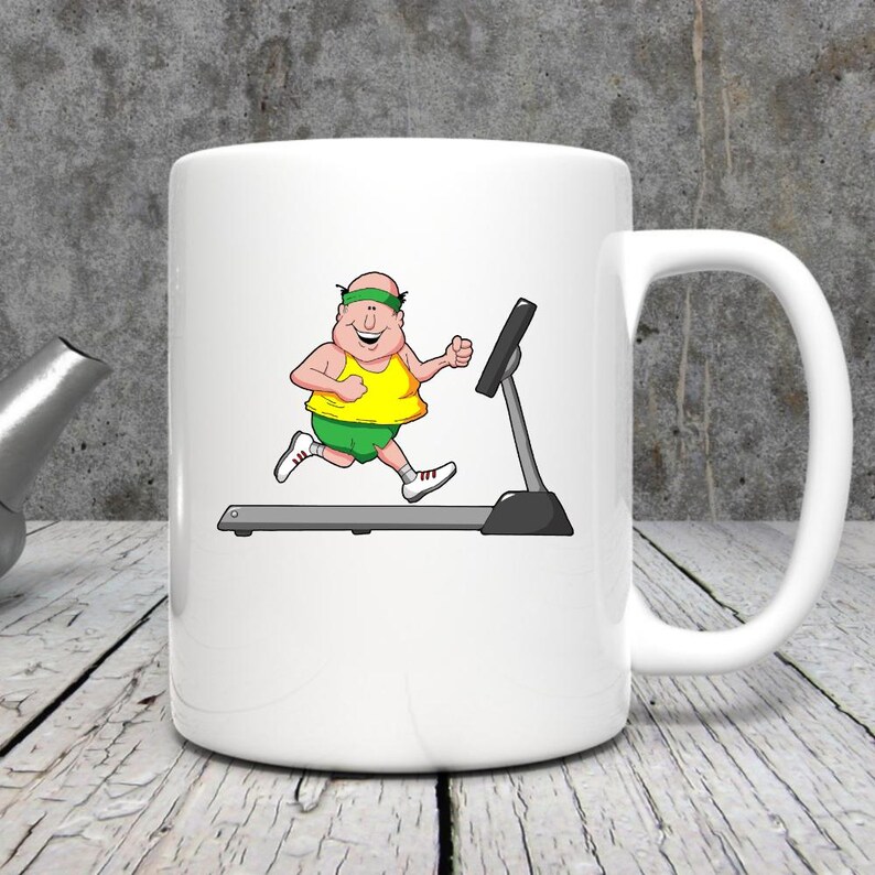Puede incluir: Taza de cer&aacute;mica blanca con una ilustraci&oacute;n de dibujos animados de una persona corriendo en una cinta de correr. La persona lleva una camiseta amarilla, pantalones cortos verdes y una diadema verde. La cinta de correr es gris y negra.